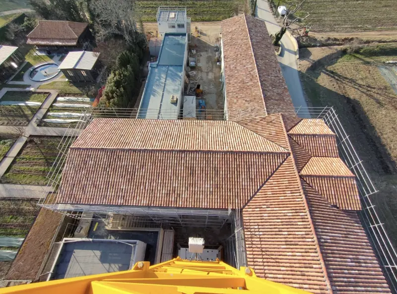 Toiture d'un domaine ancien en cours d'intervention.