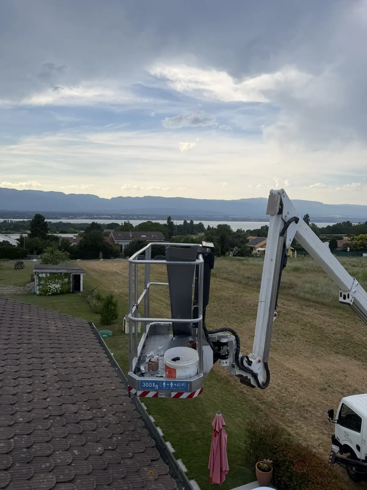 Nacelle élévatrice en place devant un bâtiment.